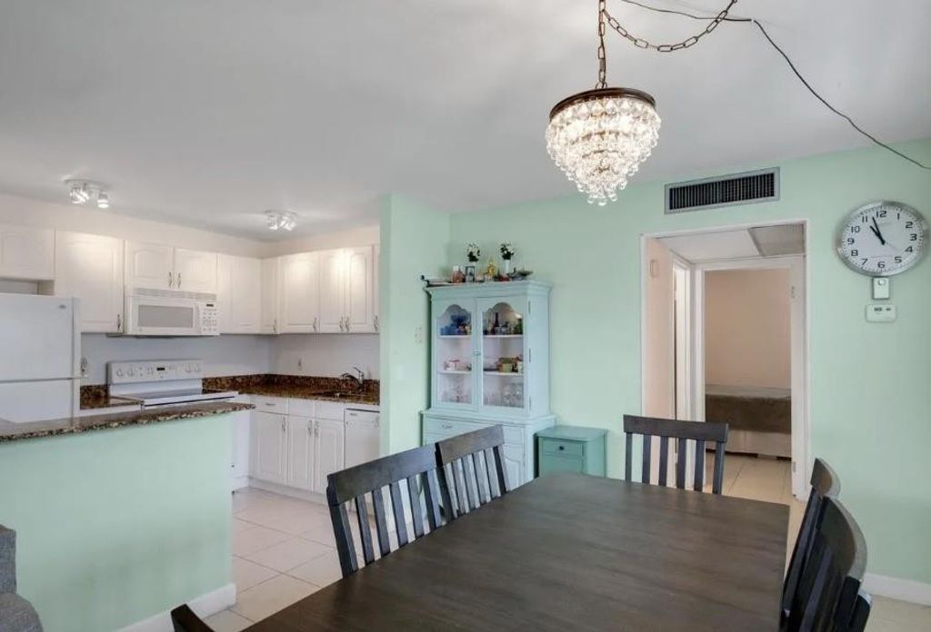 Image 8 of property listing at 223 Flanders E, Delray Beach, FL 33484