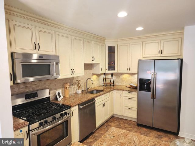 25 FORSYTHIA CT, Lafayette Hill, PA 19444