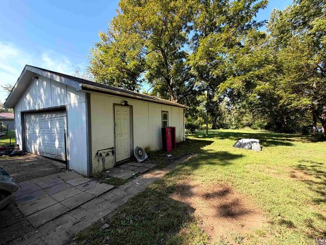 1919 SE Iowa AVE, Topeka, KS 66607