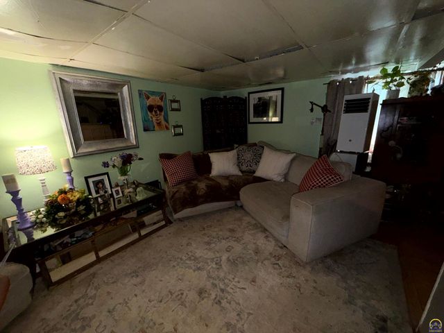 1919 SE Iowa AVE, Topeka, KS 66607