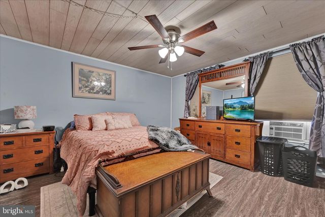 320 E BACON ST, Pottsville, PA 17901