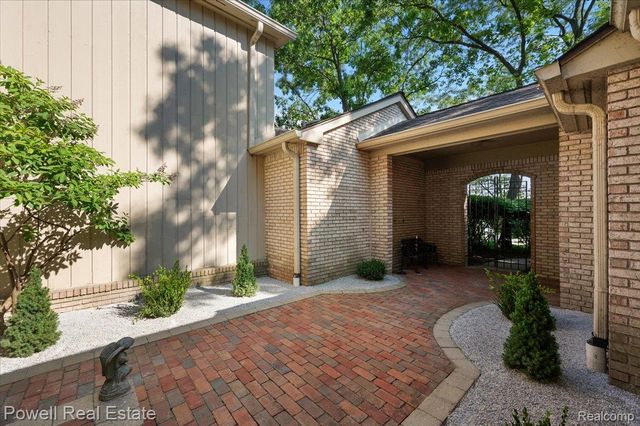1106 Timberview Trail, Bloomfield Charter Township, MI 48304