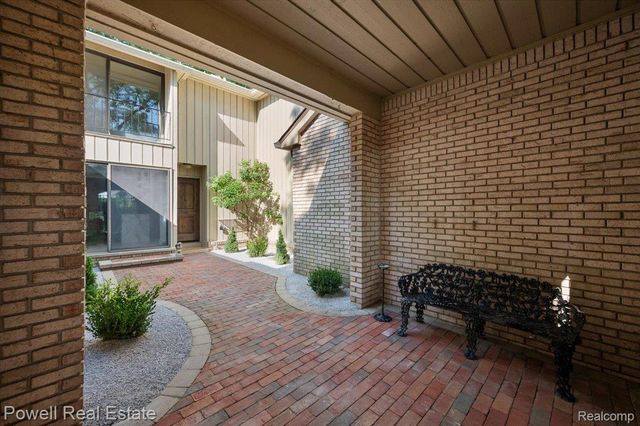 1106 Timberview Trail, Bloomfield Charter Township, MI 48304