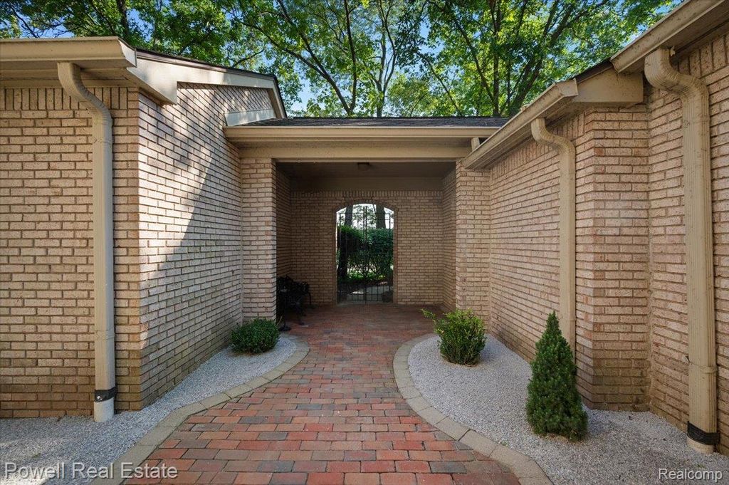 1106 Timberview Trail, Bloomfield Charter Township, MI 48304