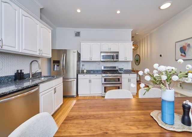213 Green St 2, Cambridge, MA 02139