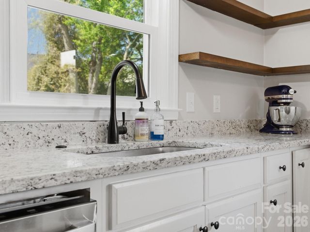 7516 Thorncliff Drive, Charlotte, NC 28210