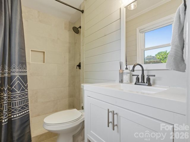 7516 Thorncliff Drive, Charlotte, NC 28210