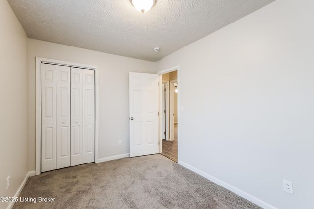 10103 Lancewood Rd, Louisville, KY 40229