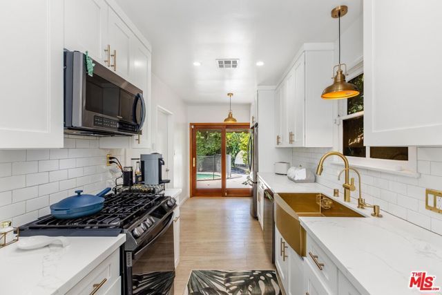 14225 Enadia Way, Van Nuys (los Angeles), CA 91405