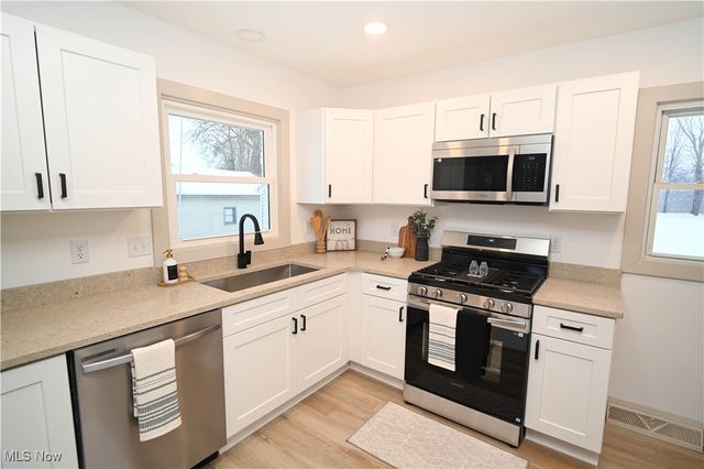 325 S Inglewood Avenue, Austintown, OH 44515