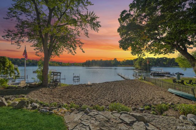 4123 Windiate Park Drive, Waterford Charter Township, MI 48329