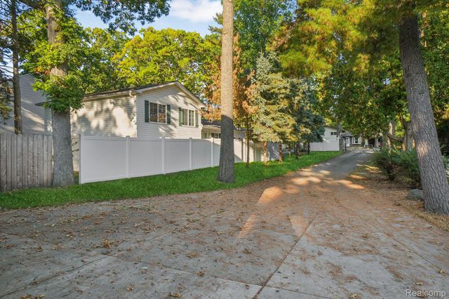 4123 Windiate Park Drive, Waterford Charter Township, MI 48329