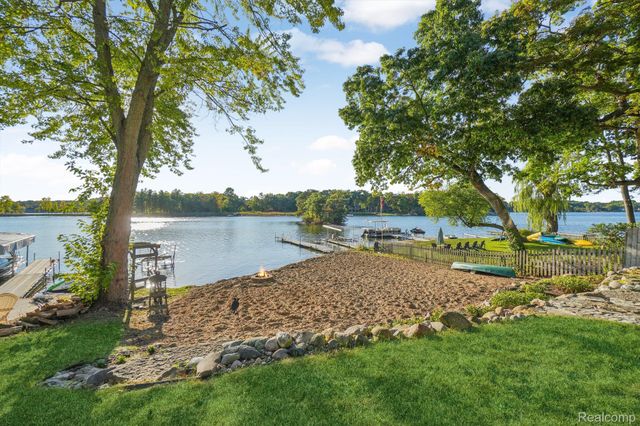 4123 Windiate Park Drive, Waterford Charter Township, MI 48329