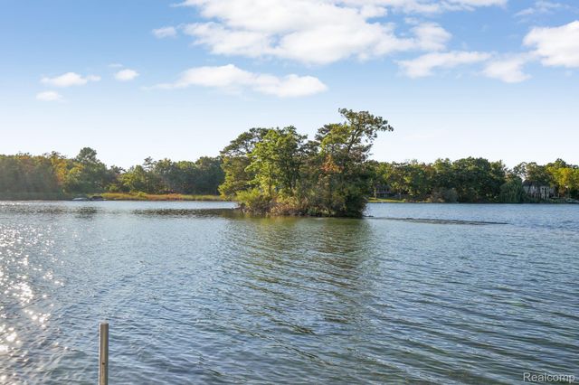 4123 Windiate Park Drive, Waterford Charter Township, MI 48329