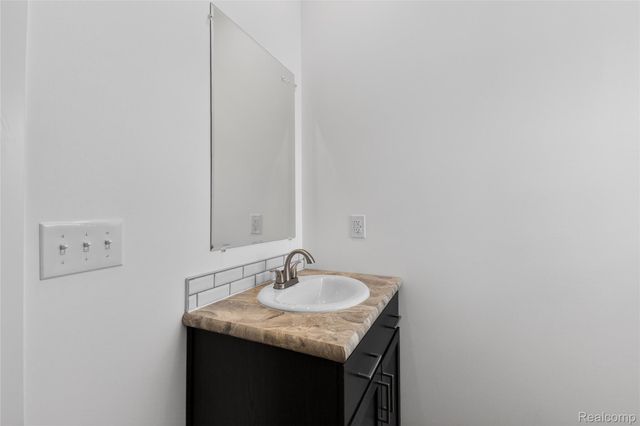 7527 Packard Ave, Warren, MI 48091