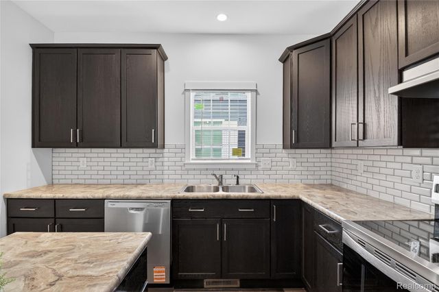 7527 Packard Ave, Warren, MI 48091