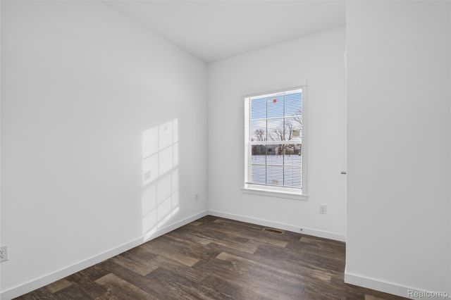 7527 Packard Ave, Warren, MI 48091