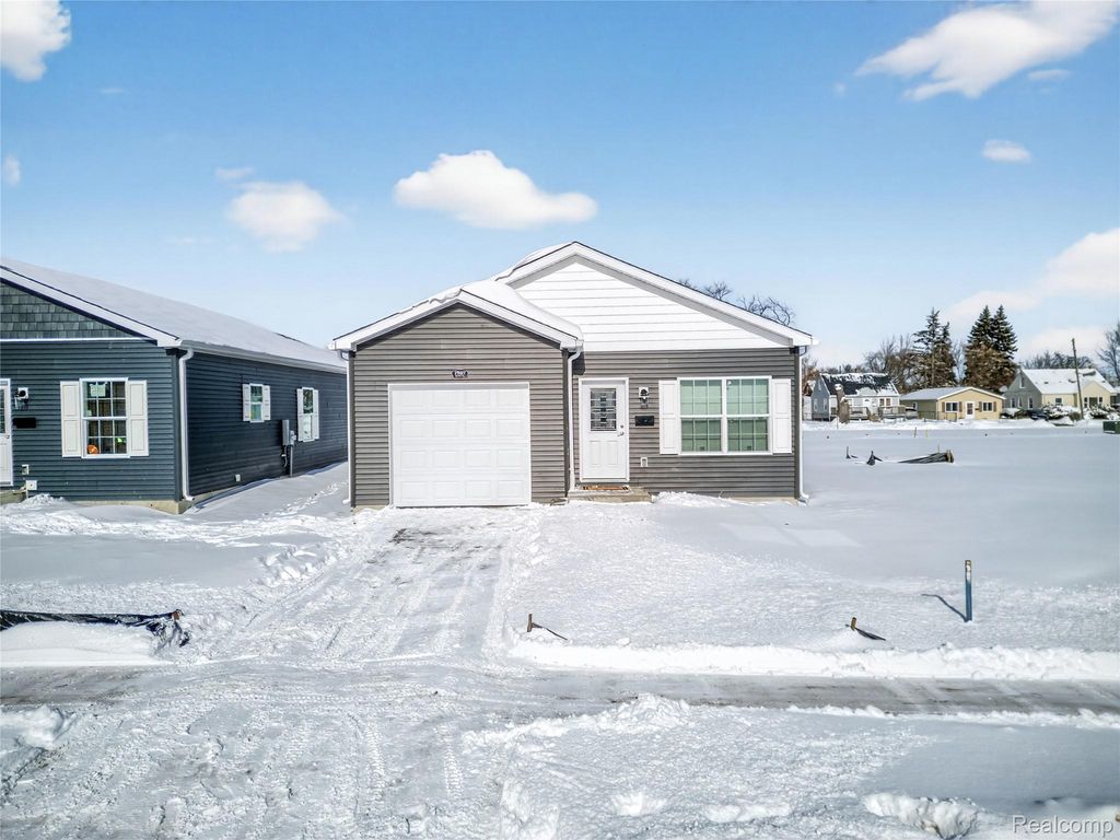 7527 Packard Ave, Warren, MI 48091