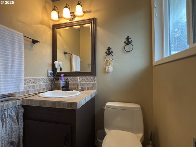 204 ALDER St, Brookings, OR 97415