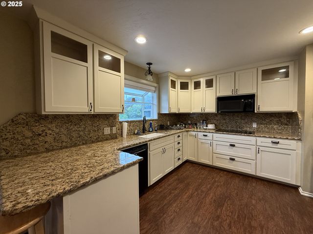 204 ALDER St, Brookings, OR 97415