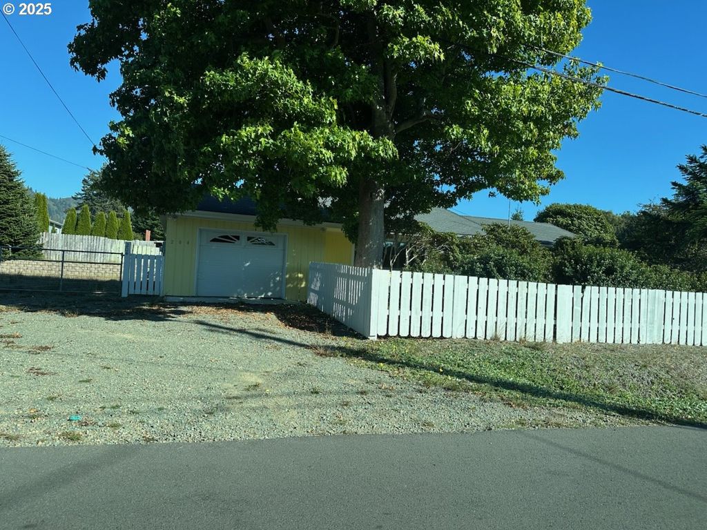 204 ALDER St, Brookings, OR 97415