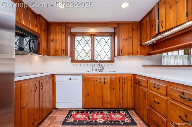 1895 West Bend Drive, Bloomfield Hills, MI 48302