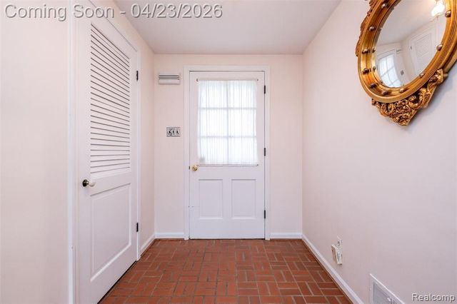 1895 West Bend Drive, Bloomfield Hills, MI 48302