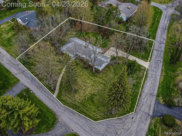 1895 West Bend Drive, Bloomfield Hills, MI 48302