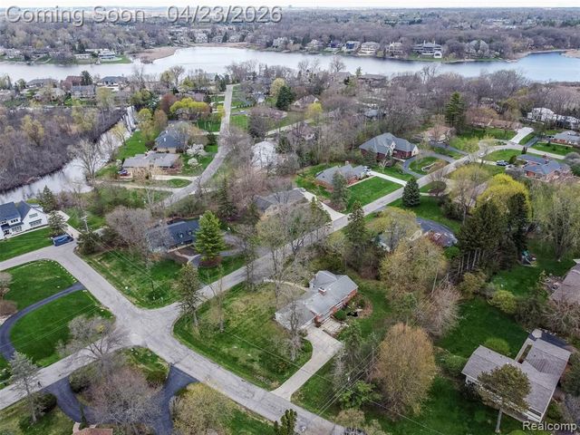 1895 West Bend Drive, Bloomfield Hills, MI 48302