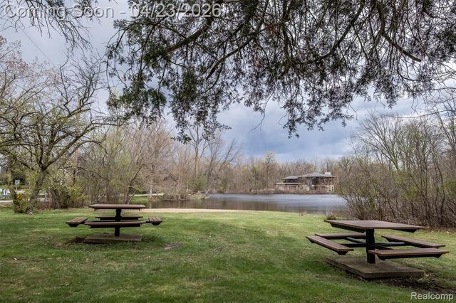 1895 West Bend Drive, Bloomfield Hills, MI 48302