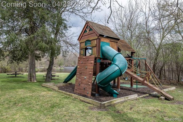 1895 West Bend Drive, Bloomfield Hills, MI 48302