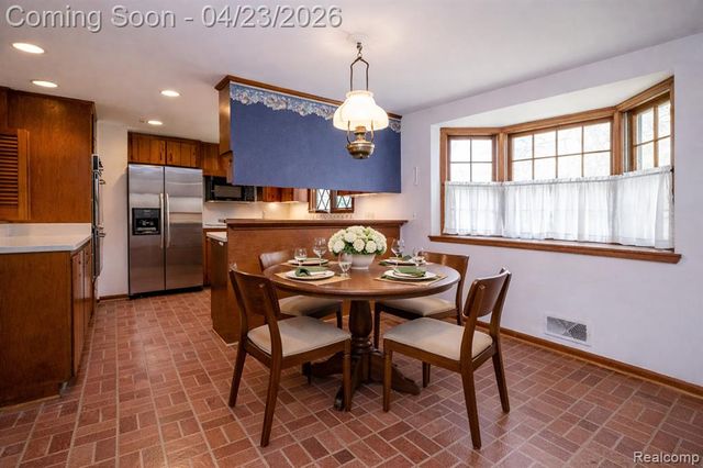 1895 West Bend Drive, Bloomfield Hills, MI 48302