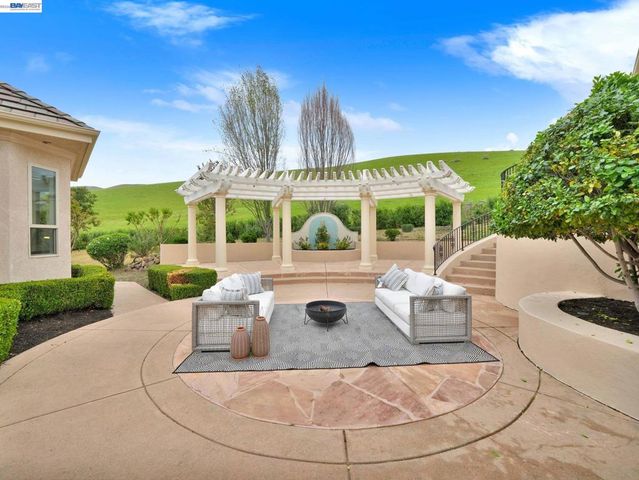 46890 Rancho Higuera Rd, Fremont, CA 94539