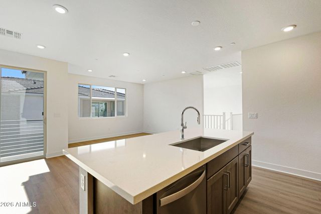2121 W SONORAN DESERT Drive 126, Phoenix, AZ 85085