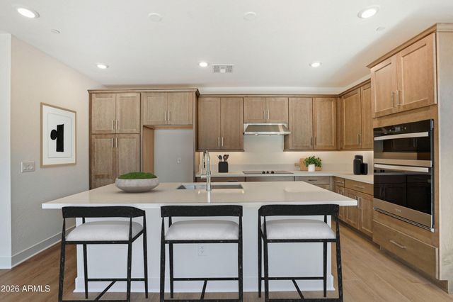 2121 W SONORAN DESERT Drive 126, Phoenix, AZ 85085