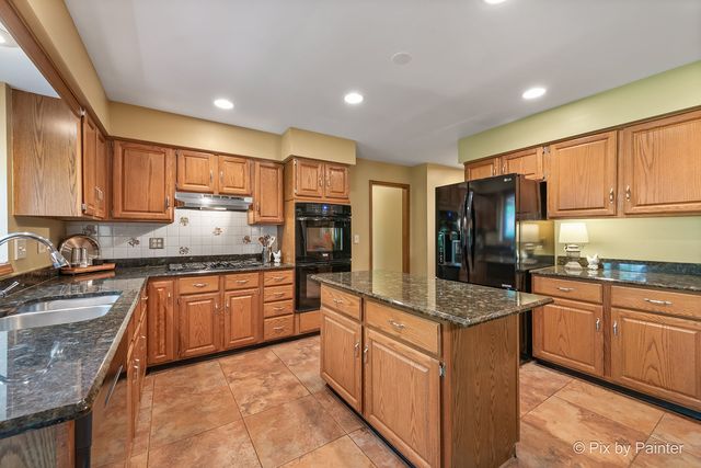 14 Hampton Court, Algonquin, IL 60102