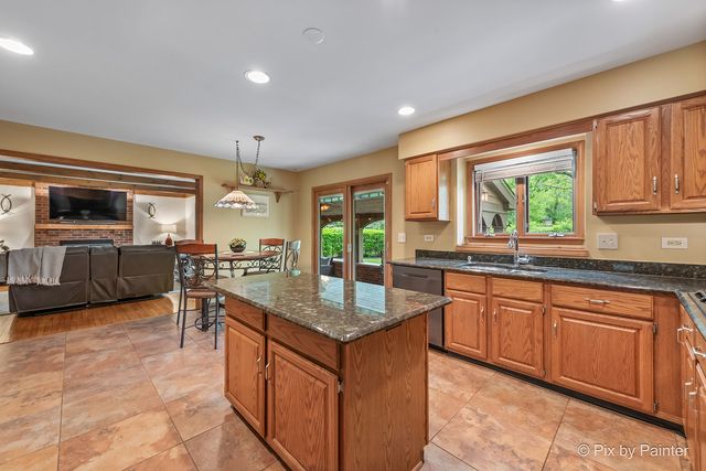 14 Hampton Court, Algonquin, IL 60102