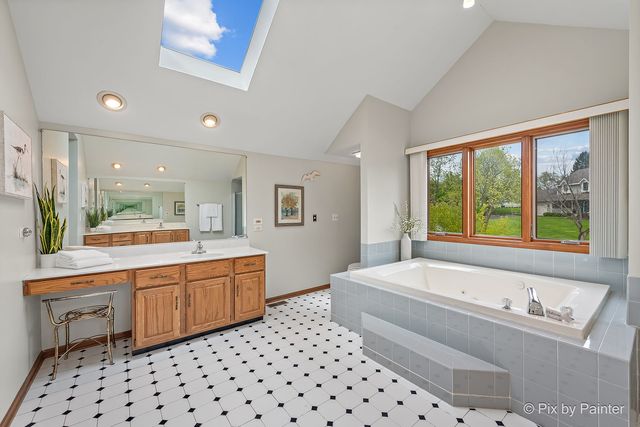14 Hampton Court, Algonquin, IL 60102