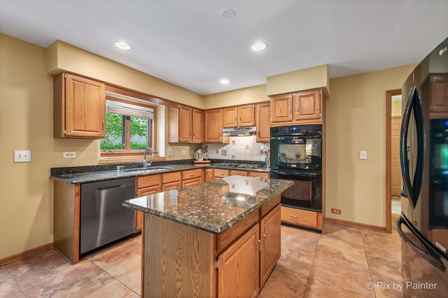 14 Hampton Court, Algonquin, IL 60102