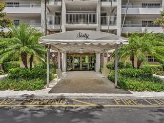 605 OAKS Drive 810, Pompano Beach, FL 33069