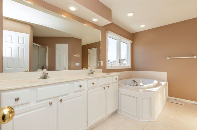 6419 NW 97th Street, Johnston, IA 50131