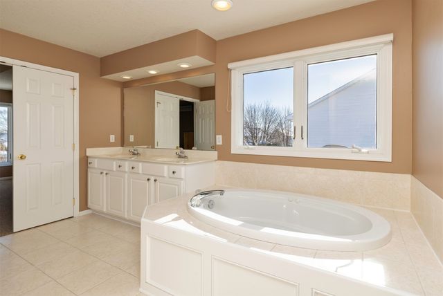 6419 NW 97th Street, Johnston, IA 50131