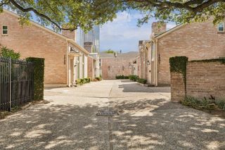 1727 Nantucket Drive, Houston, TX 77057