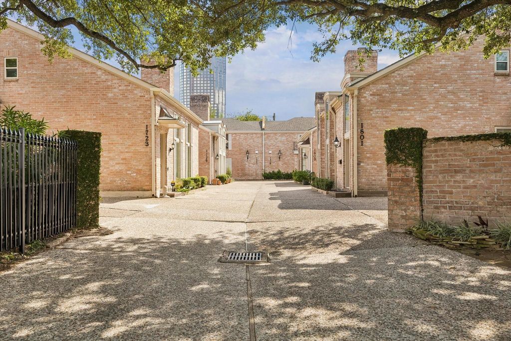 1727 Nantucket Drive, Houston, TX 77057