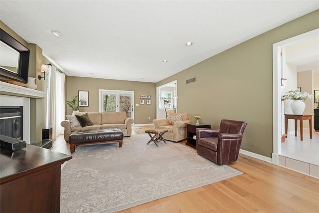 98 Firethorn Rd, Economy, PA 15005