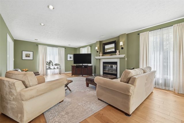 98 Firethorn Rd, Economy, PA 15005
