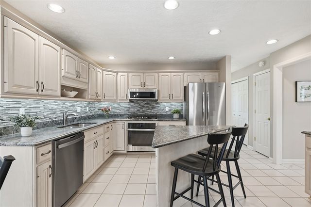 98 Firethorn Rd, Economy, PA 15005