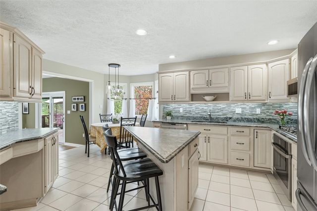 98 Firethorn Rd, Economy, PA 15005
