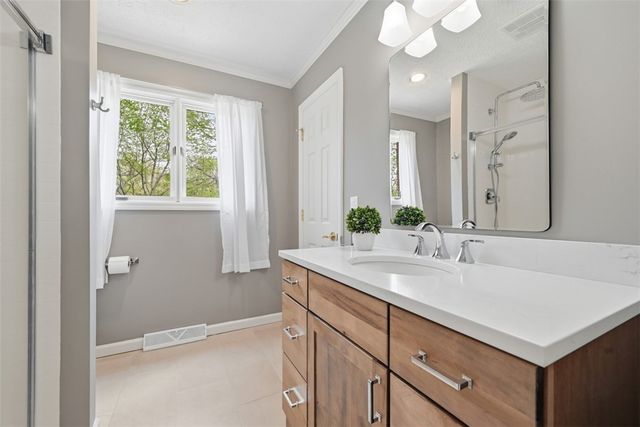 98 Firethorn Rd, Economy, PA 15005