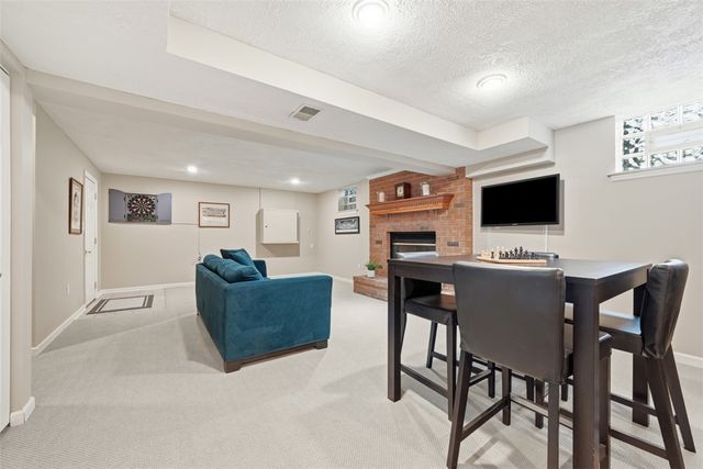 98 Firethorn Rd, Economy, PA 15005